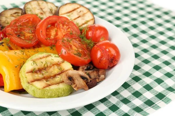 Läckra grillade grönsaker på tallriken på bordet närbild — Stockfoto