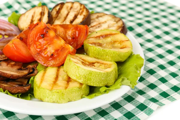 Deliciosas verduras a la parrilla en el plato en primer plano de la mesa —  Fotos de Stock