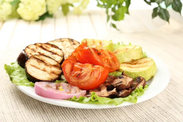 Läckra grillade grönsaker på tallriken på bordet närbild — Stockfoto