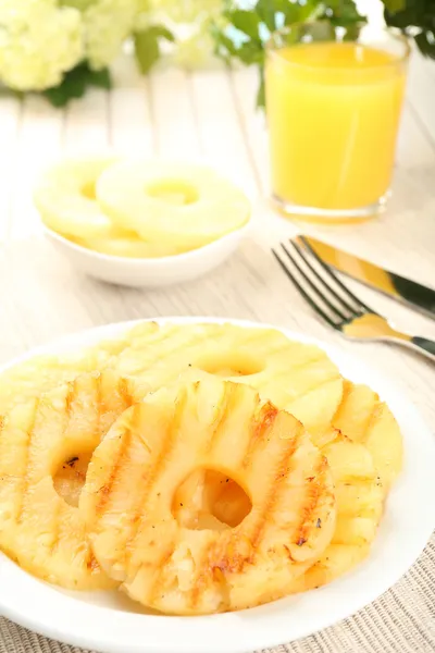 Ananas grillé juteux sur la table close-up — Photo