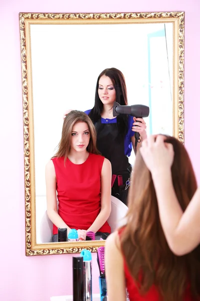 Schöne Frau Friseur tun Frisur Mädchen im Schönheitssalon — Stockfoto