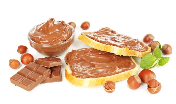Brot mit süßem Schokoladen-Haselnuss-Aufstrich isoliert auf weiß — Stockfoto