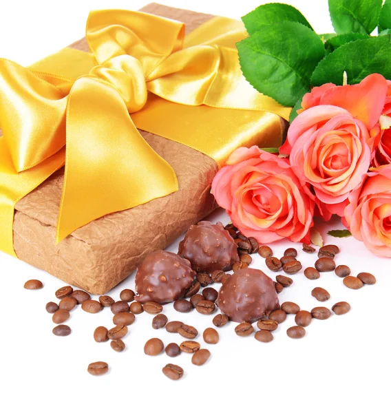 Вкусный шоколад в коробке с цветами крупным планом — стоковое фото