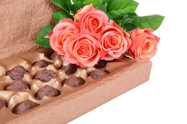 Delicious chocolates in box with flowers close-up — Stock Photo, Image