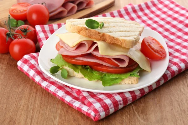 Leckeres Sandwich mit Schinken auf Holztisch — Stockfoto