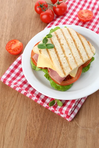 Смачний бутерброд з шинкою на дерев'яному столі — стокове фото