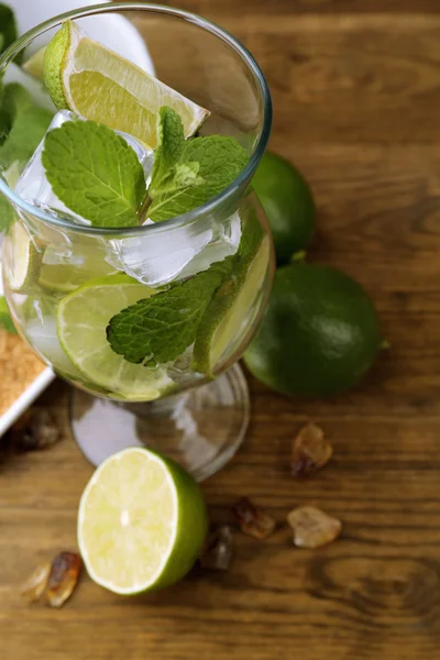 Ingredientes para limonada, sobre mesa de madera —  Fotos de Stock