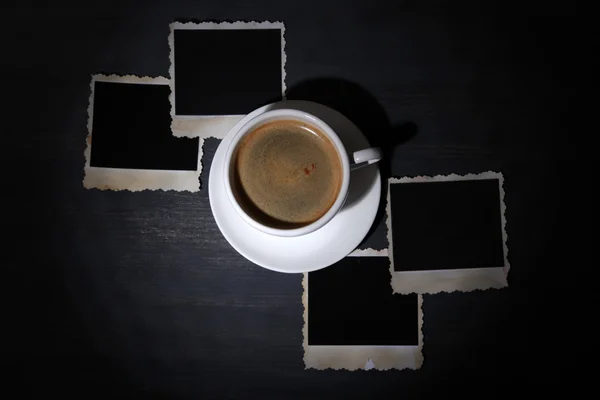 Taza de café y viejas fotos en blanco, sobre fondo de madera — Foto de Stock