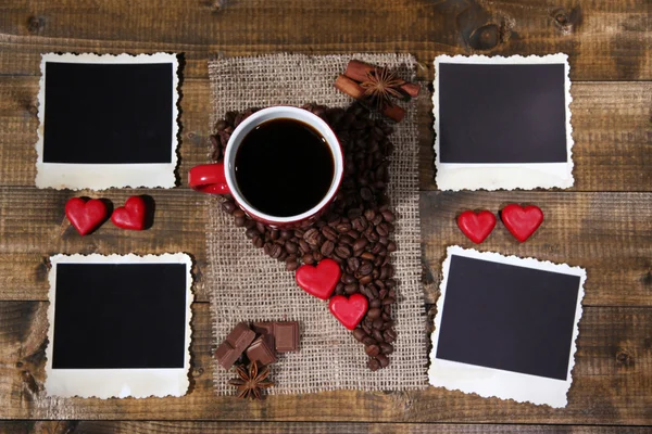 Composição com xícara de café, corações decorativos, especiarias e velhas fotos em branco, em fundo de madeira — Fotografia de Stock