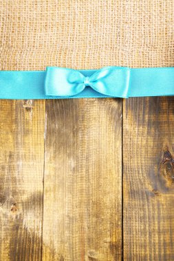 çul renkli şerit ve ahşap zemin üzerinde yay