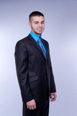 gri zemin üzerine iş adamı