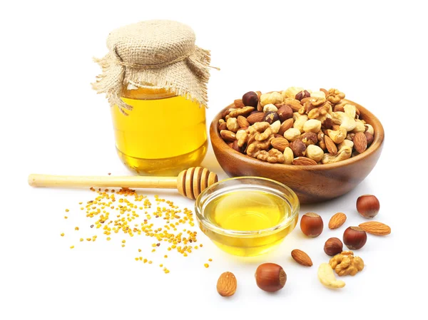 Makea hunaja ja erilaiset pähkinät, eristetty valkoinen — kuvapankkivalokuva
