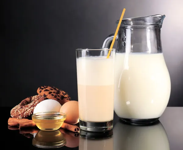 蛋奶酒用牛奶、 鸡蛋在灰色的背景上 — 图库照片