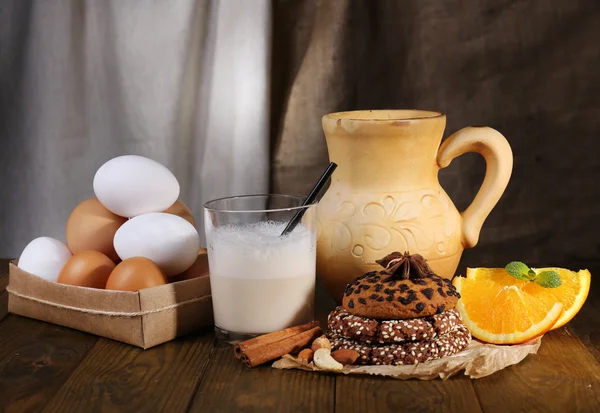 Advocaat met melk en eieren op tabel en stof achtergrond — Stockfoto