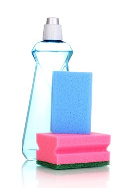 bulaşık deterjanı ve üzerinde beyaz izole süngerler