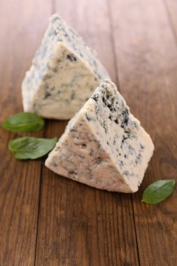 lezzetli mavi peyniri Fesleğenli ahşap tablo