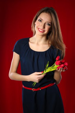 çiçek renk arka plan üzerinde çekici kadın