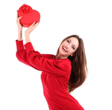 hediye kutusu üzerinde beyaz izole kalp şeklinde çekici kadın