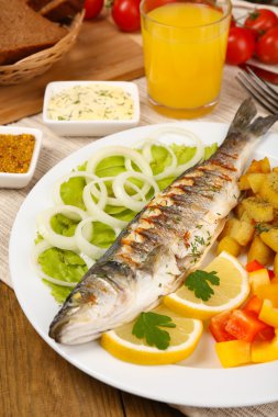 Nefis ızgara balık plaka üzerinde tablo yakın çekim