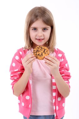 güzel küçük bir kız üzerinde beyaz izole çerez holding