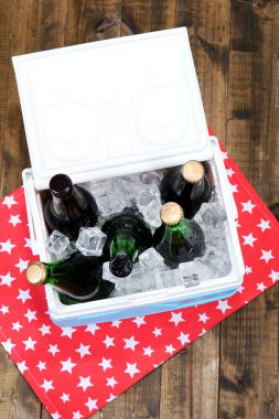 Buzluğu içki şişeleri ahşap arka plan üzerinde renkli peçete üzerinde tam