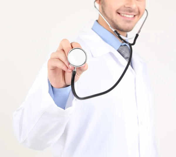 Dottore maschio isolato su sfondo bianco — Foto Stock
