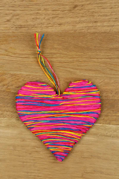 Декоративне серце на дерев'яному фоні — стокове фото