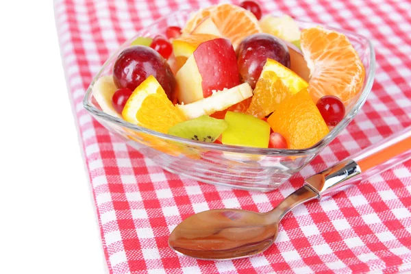 Свежие фрукты в миске на столе крупным планом — стоковое фото