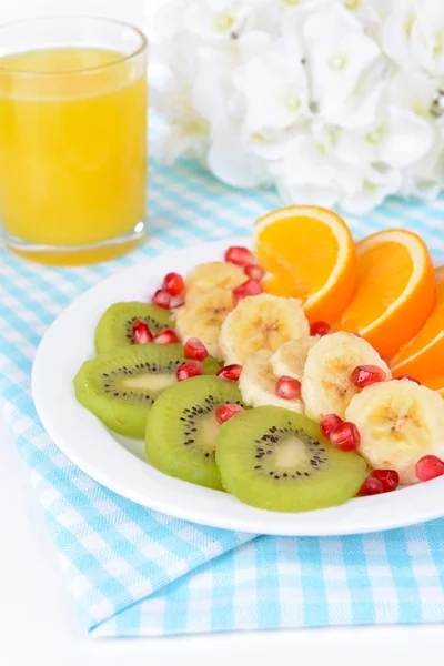 Frutas frescas doces no prato na mesa close-up — Fotografia de Stock