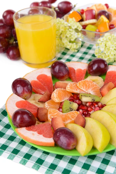 Zoete vers fruit op plaat op tabel close-up — Stockfoto