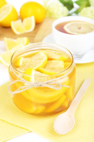 Chutné citron jam s šálkem čaje na tabulka detail — Stock fotografie