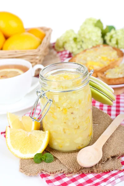 Sabrosa mermelada de limón con taza de té en primer plano de la mesa — Foto de Stock