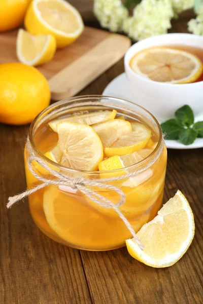 Смачне лимонне варення з чашкою чаю на столі крупним планом — стокове фото