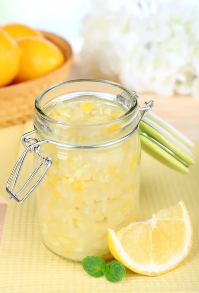 Sabrosa mermelada de limón en primer plano de la mesa — Foto de Stock