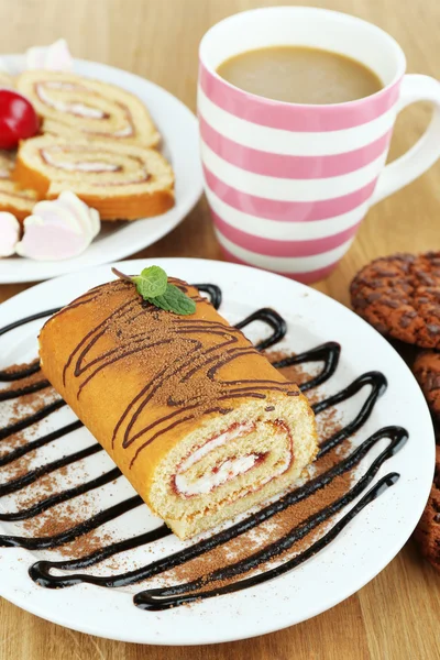 Tazza di cappuccino e dolci da vicino — Foto Stock