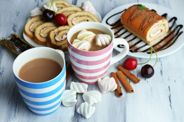 Tasse Cappuccino und Süßigkeiten aus nächster Nähe — Stockfoto