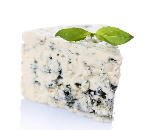Sabroso queso azul con albahaca, aislado en blanco —  Fotos de Stock
