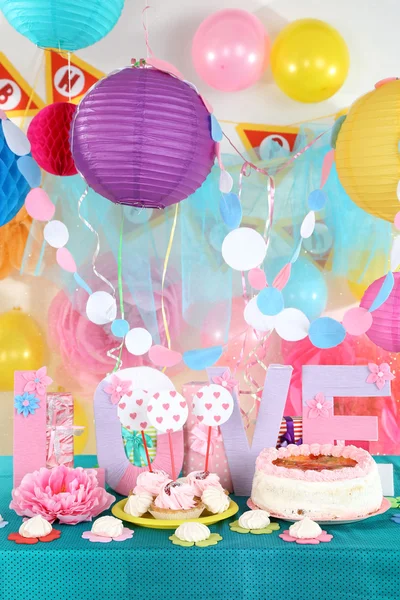 Fiestas de mesa para el cumpleaños en decoraciones de celebración —  Fotos de Stock