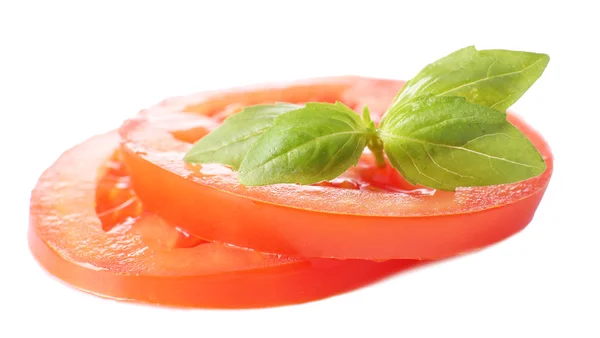 Scheiben frischer Tomaten mit Basilikum, isoliert auf weiß — Stockfoto