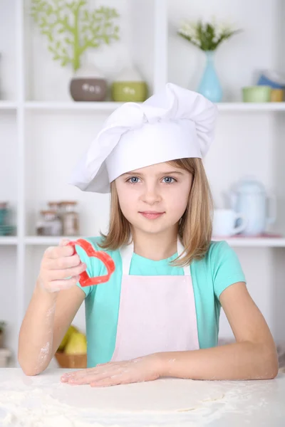 Bambina che prepara biscotti in cucina a casa — Foto Stock