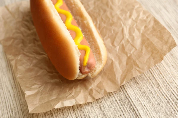 Cachorro quente saboroso em papel — Fotografia de Stock