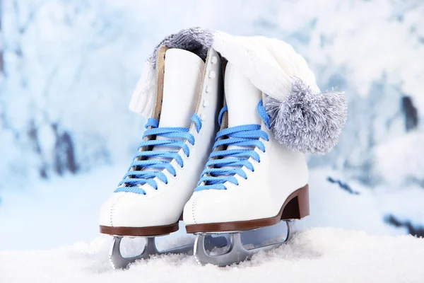 Figure skates and hat on winter background — Stock Photo, Image