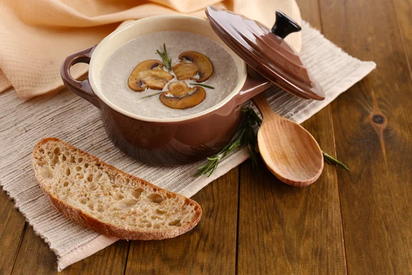 Грибной суп в горшке, на деревянном фоне — стоковое фото