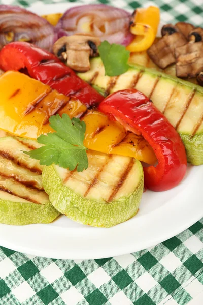 Deliciosas verduras a la parrilla en el plato en primer plano de la mesa —  Fotos de Stock