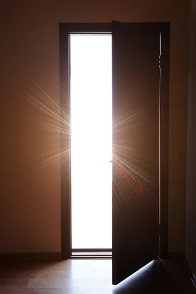 Porte ouverte avec lumière vive à l'extérieur — Photo