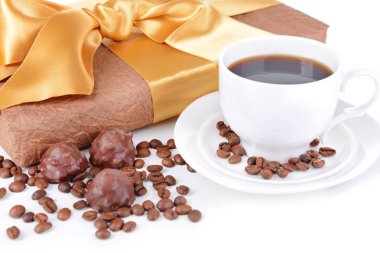 lezzetli çikolata kutusuna Kupası ile kahve yakın çekim