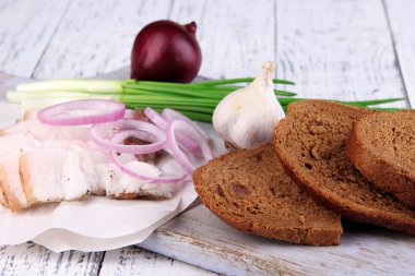 dilim ekmek ve domuz yağı ile soğan ahşap zemin üzerinde kesme tahtası üzerinde