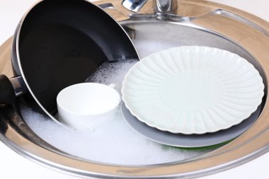 mutfak lavabosunda iliklerine mutfak eşyaları