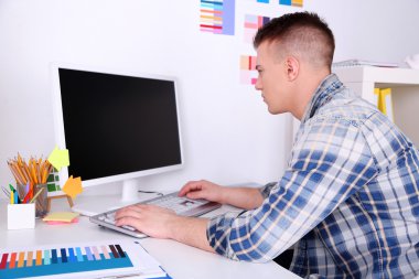 Ofiste çalışan genç yaratıcı tasarımcı