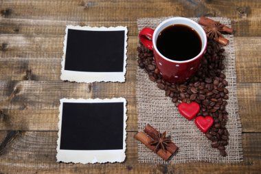 kahve fincanı, dekoratif Kalpler, baharatlar ve ahşap zemin üzerinde eski boş fotoğraf kompozisyonu